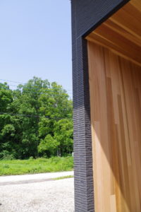 『大切な家族を感じられる空間がひろがる住まい。』（玄関／注文住宅）｜RAKUYAの平屋｜那須塩原の高気密・高断熱の家那須塩原で平屋を建てるならRAKUYA。ジョイ・コス採用の超高気密・高断熱で一年中快適。設計×収納で“暮らしを楽にする”住まいをご提案。