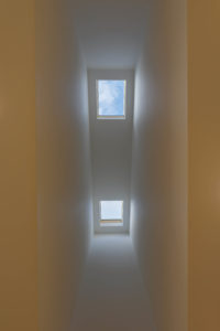 『家族らしさを育む、自然と暮らす平屋。』（借景・大開口・吹き抜け・中庭／注文住宅）｜RAKUYAの平屋｜那須塩原の高気密・高断熱の家那須塩原で平屋ならRAKUYA。ジョイ・コス採用の超高気密・高断熱で一年中快適。設計×収納で「暮らしを楽にする住まい。」