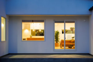 うつろう-家族をみまもり 暮らしを彩る場所-（借景・大開口・吹き抜け・中庭／注文住宅）｜RAKUYAの平屋｜那須塩原の高気密・高断熱の家那須塩原で平屋ならRAKUYA。ジョイ・コス採用の超高気密・高断熱で一年中快適。設計×収納で「暮らしを楽にする住まい。」