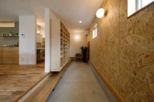 earnest–豊かにまっすぐに暮らす–（玄関／注文住宅）｜RAKUYAの平屋｜那須塩原の高気密・高断熱の家那須塩原で平屋を建てるならRAKUYA。ジョイ・コス採用の超高気密・高断熱で一年中快適。設計×収納で“暮らしを楽にする”住まいをご提案。