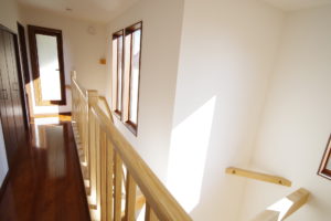 『青空に続くリビング　広がりを楽しむ家』（2階建・ロフト・階下・廊下／注文住宅）｜RAKUYAの平屋｜那須塩原の高気密・高断熱の家那須塩原で平屋ならRAKUYA。ジョイ・コス採用の超高気密・高断熱で一年中快適。設計×収納で「暮らしを楽にする住まい。」