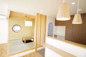 『青空に続くリビング　広がりを楽しむ家』（和スタイル／注文住宅）｜RAKUYAの平屋｜那須塩原の高気密・高断熱の家那須塩原で平屋ならRAKUYA。ジョイ・コス採用の超高気密・高断熱で一年中快適。設計×収納で「暮らしを楽にする住まい。」