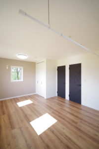 『彩り豊かに、住まう。』（収納・クローゼット／注文住宅）｜RAKUYAの平屋｜那須塩原の高気密・高断熱の家那須塩原で平屋ならRAKUYA。ジョイ・コス採用の超高気密・高断熱で一年中快適。設計×収納で「暮らしを楽にする住まい。」