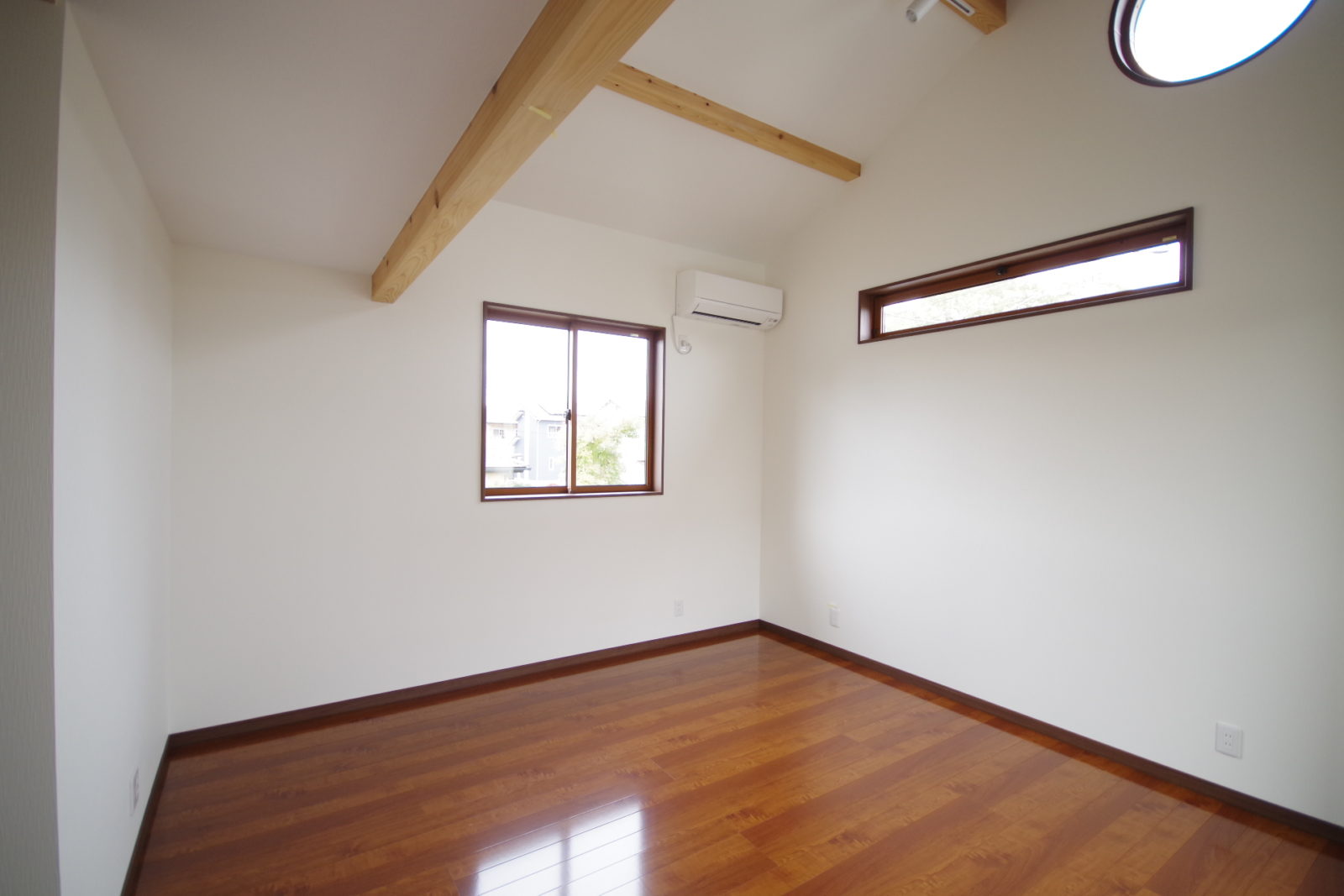 『青空に続くリビング　広がりを楽しむ家』 | 注文住宅(新築一戸建)_ | RAKUYAの平屋｜那須塩原の高気密・高断熱の家那須塩原で平屋を建てるならRAKUYA。ジョイ・コス採用の超高気密・高断熱で一年中快適。設計×収納で“暮らしを楽にする”住まいをご提案。