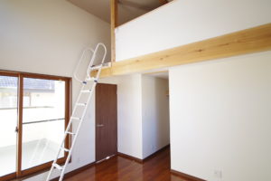 『青空に続くリビング　広がりを楽しむ家』（2階建・ロフト・階下・廊下／注文住宅）｜RAKUYAの平屋｜那須塩原の高気密・高断熱の家那須塩原で平屋ならRAKUYA。ジョイ・コス採用の超高気密・高断熱で一年中快適。設計×収納で「暮らしを楽にする住まい。」