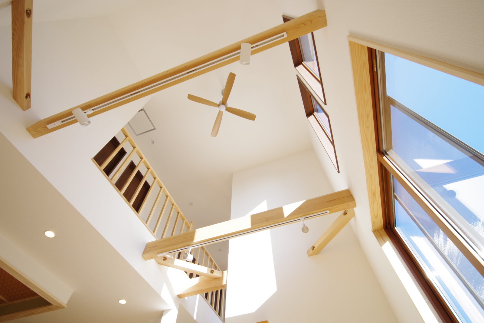 『青空に続くリビング　広がりを楽しむ家』 | 注文住宅(新築一戸建)_ | RAKUYAの平屋｜那須塩原の高気密・高断熱の家那須塩原で平屋を建てるならRAKUYA。ジョイ・コス採用の超高気密・高断熱で一年中快適。設計×収納で“暮らしを楽にする”住まいをご提案。