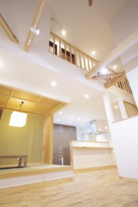 『青空に続くリビング　広がりを楽しむ家』（2階建・ロフト・階下・廊下／注文住宅）｜RAKUYAの平屋｜那須塩原の高気密・高断熱の家那須塩原で平屋ならRAKUYA。ジョイ・コス採用の超高気密・高断熱で一年中快適。設計×収納で「暮らしを楽にする住まい。」