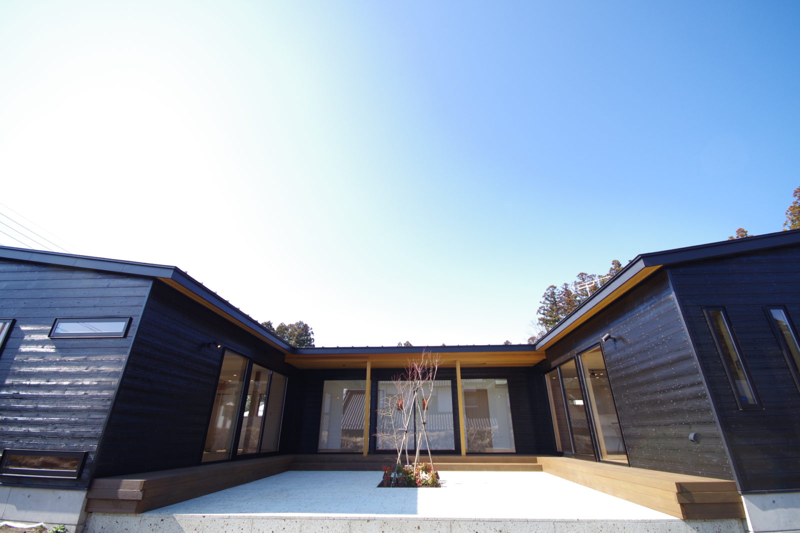 『四季を楽しむ、中庭のある暮らし』 | 注文住宅(新築一戸建)_ | RAKUYAの平屋｜那須塩原の高気密・高断熱の家那須塩原で平屋ならRAKUYA。ジョイ・コス採用の超高気密・高断熱で一年中快適。設計×収納で「暮らしを楽にする住まい。」