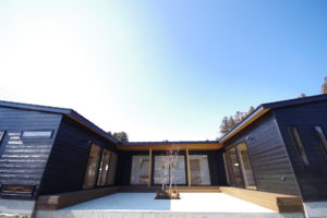 『四季を楽しむ、中庭のある暮らし』（外観／注文住宅）｜RAKUYAの平屋｜那須塩原の高気密・高断熱の家那須塩原で平屋ならRAKUYA。ジョイ・コス採用の超高気密・高断熱で一年中快適。設計×収納で「暮らしを楽にする住まい。」