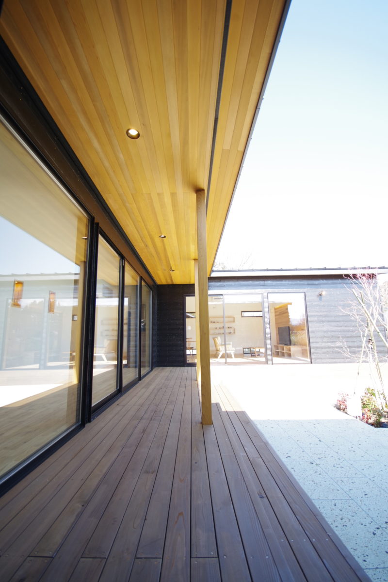 『四季を楽しむ、中庭のある暮らし』 | 注文住宅(新築一戸建)_ | RAKUYAの平屋｜那須塩原の高気密・高断熱の家那須塩原で平屋ならRAKUYA。ジョイ・コス採用の超高気密・高断熱で一年中快適。設計×収納で「暮らしを楽にする住まい。」