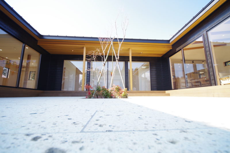 『四季を楽しむ、中庭のある暮らし』 | 注文住宅(新築一戸建)_ | RAKUYAの平屋｜那須塩原の高気密・高断熱の家那須塩原で平屋ならRAKUYA。ジョイ・コス採用の超高気密・高断熱で一年中快適。設計×収納で「暮らしを楽にする住まい。」