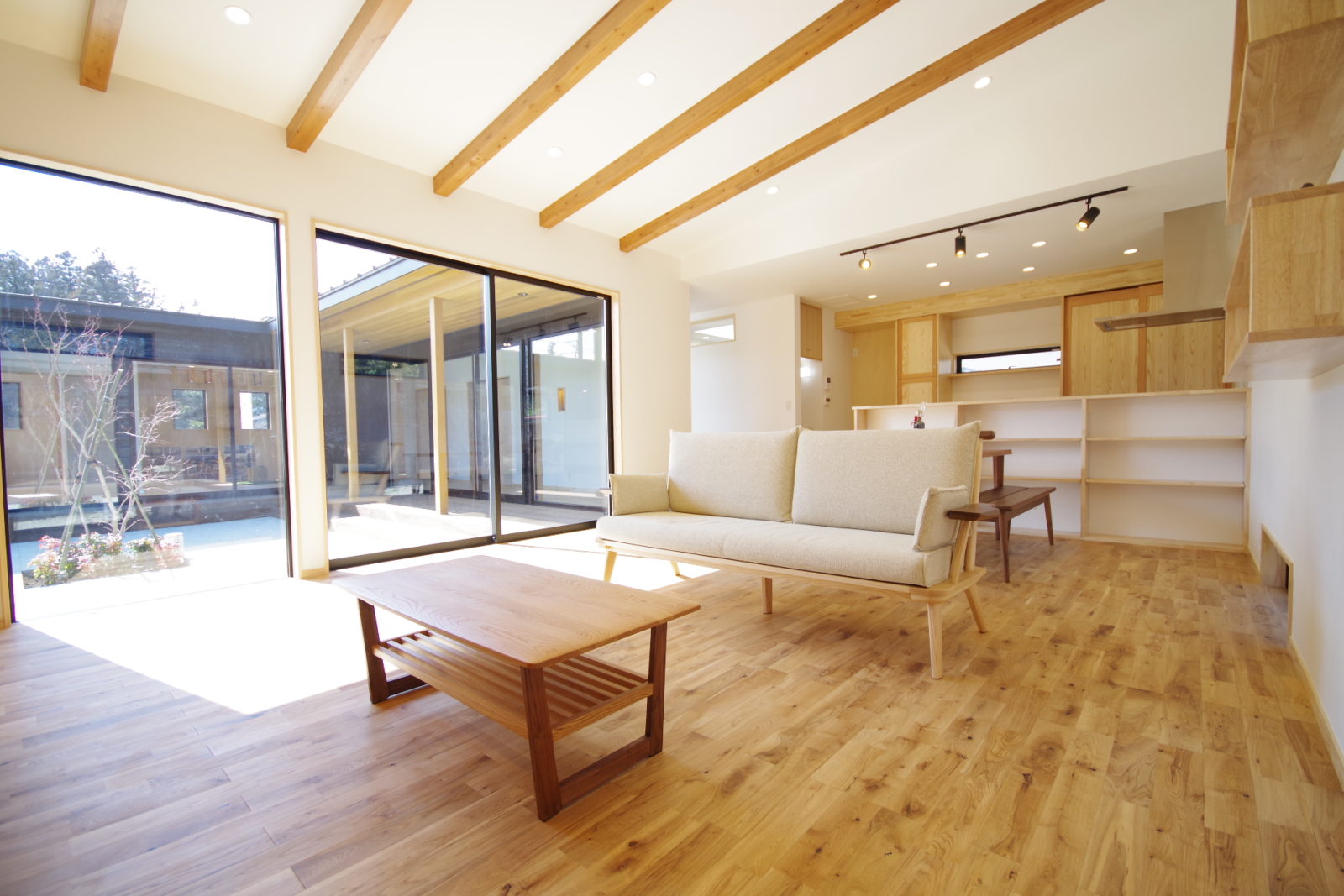 『四季を楽しむ、中庭のある暮らし』 | 注文住宅(新築一戸建)_ | RAKUYAの平屋｜那須塩原の高気密・高断熱の家那須塩原で平屋ならRAKUYA。ジョイ・コス採用の超高気密・高断熱で一年中快適。設計×収納で「暮らしを楽にする住まい。」