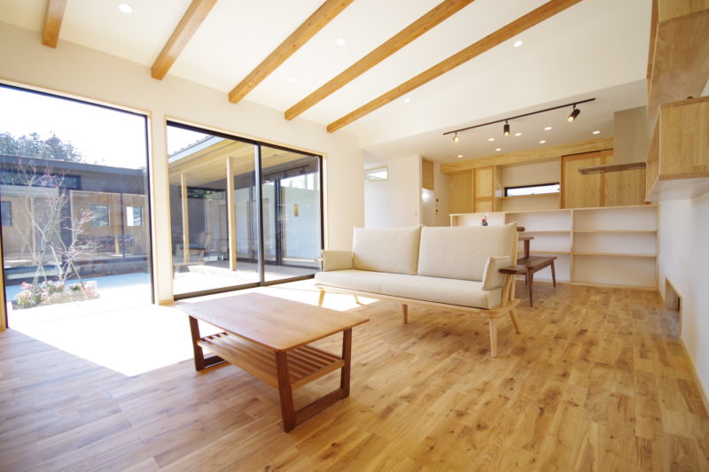 『四季を楽しむ、中庭のある暮らし』 | 注文住宅(新築一戸建)_ | RAKUYAの平屋｜那須塩原の高気密・高断熱の家那須塩原で平屋ならRAKUYA。ジョイ・コス採用の超高気密・高断熱で一年中快適。設計×収納で「暮らしを楽にする住まい。」