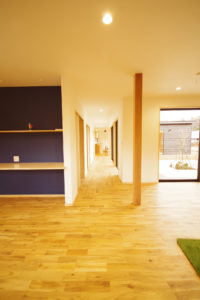 『四季を楽しむ、中庭のある暮らし』（2階建・ロフト・階下・廊下／注文住宅）｜RAKUYAの平屋｜那須塩原の高気密・高断熱の家那須塩原で平屋ならRAKUYA。ジョイ・コス採用の超高気密・高断熱で一年中快適。設計×収納で「暮らしを楽にする住まい。」