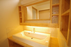 『四季を楽しむ、中庭のある暮らし』（洗面・浴室・トイレ／注文住宅）｜RAKUYAの平屋｜那須塩原の高気密・高断熱の家那須塩原で平屋ならRAKUYA。ジョイ・コス採用の超高気密・高断熱で一年中快適。設計×収納で「暮らしを楽にする住まい。」