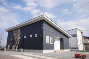 『キッチンを暮らしの真ん中に食を楽しむ、平屋の家』（外観／注文住宅）｜RAKUYAの平屋｜那須塩原の高気密・高断熱の家那須塩原で平屋ならRAKUYA。ジョイ・コス採用の超高気密・高断熱で一年中快適。設計×収納で「暮らしを楽にする住まい。」