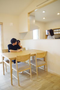 『シンプルに、住まう。』（キッチン・ダイニング／注文住宅）｜RAKUYAの平屋｜那須塩原の高気密・高断熱の家那須塩原で平屋ならRAKUYA。ジョイ・コス採用の超高気密・高断熱で一年中快適。設計×収納で「暮らしを楽にする住まい。」