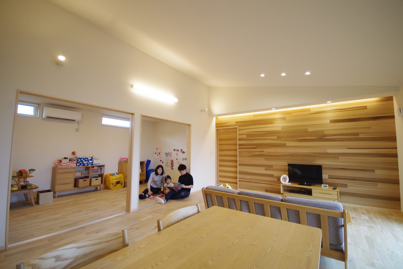 『シンプルに、住まう。』 | 注文住宅(新築一戸建)_ | RAKUYAの平屋｜那須塩原の高気密・高断熱の家那須塩原で平屋ならRAKUYA。ジョイ・コス採用の超高気密・高断熱で一年中快適。設計×収納で「暮らしを楽にする住まい。」