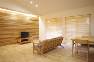 『シンプルに、住まう。』（リビング／注文住宅）｜RAKUYAの平屋｜那須塩原の高気密・高断熱の家那須塩原で平屋ならRAKUYA。ジョイ・コス採用の超高気密・高断熱で一年中快適。設計×収納で「暮らしを楽にする住まい。」