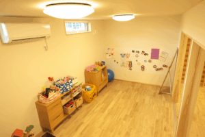 『シンプルに、住まう。』（リビング／注文住宅）｜RAKUYAの平屋｜那須塩原の高気密・高断熱の家那須塩原で平屋ならRAKUYA。ジョイ・コス採用の超高気密・高断熱で一年中快適。設計×収納で「暮らしを楽にする住まい。」