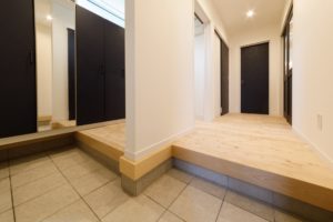 『那須の大地にとけこむ家。』（玄関／注文住宅）｜RAKUYAの平屋｜那須塩原の高気密・高断熱の家那須塩原で平屋ならRAKUYA。ジョイ・コス採用の超高気密・高断熱で一年中快適。設計×収納で「暮らしを楽にする住まい。」