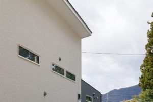 『那須の大地にとけこむ家。』（2階建・ロフト・階下・廊下／注文住宅）｜RAKUYAの平屋｜那須塩原の高気密・高断熱の家那須塩原で平屋ならRAKUYA。ジョイ・コス採用の超高気密・高断熱で一年中快適。設計×収納で「暮らしを楽にする住まい。」