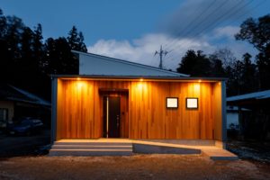 『那須の大地にとけこむ家。』（外観／注文住宅）｜RAKUYAの平屋｜那須塩原の高気密・高断熱の家那須塩原で平屋ならRAKUYA。ジョイ・コス採用の超高気密・高断熱で一年中快適。設計×収納で「暮らしを楽にする住まい。」