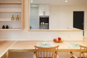 『那須の大地にとけこむ家。』（キッチン・ダイニング／注文住宅）｜RAKUYAの平屋｜那須塩原の高気密・高断熱の家那須塩原で平屋ならRAKUYA。ジョイ・コス採用の超高気密・高断熱で一年中快適。設計×収納で「暮らしを楽にする住まい。」