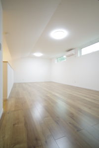 『大切な家族を感じられる空間がひろがる住まい。』（2階建・ロフト・階下・廊下／注文住宅）｜RAKUYAの平屋｜那須塩原の高気密・高断熱の家那須塩原で平屋ならRAKUYA。ジョイ・コス採用の超高気密・高断熱で一年中快適。設計×収納で「暮らしを楽にする住まい。」