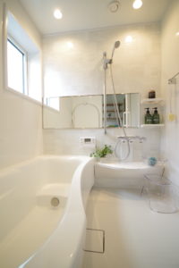 『大切な家族を感じられる空間がひろがる住まい。』（洗面・浴室・トイレ／注文住宅）｜RAKUYAの平屋｜那須塩原の高気密・高断熱の家那須塩原で平屋ならRAKUYA。ジョイ・コス採用の超高気密・高断熱で一年中快適。設計×収納で「暮らしを楽にする住まい。」