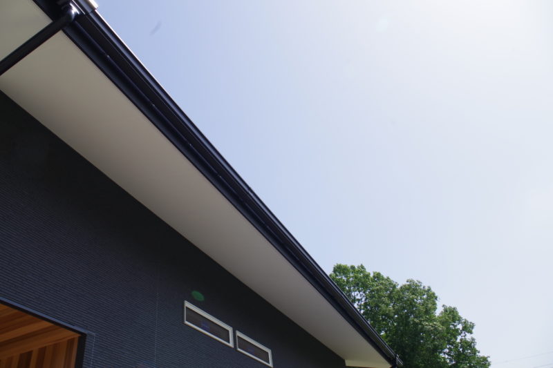 『大切な家族を感じられる空間がひろがる住まい。』 | 注文住宅(新築一戸建)_ | RAKUYAの平屋｜那須塩原の高気密・高断熱の家那須塩原で平屋ならRAKUYA。ジョイ・コス採用の超高気密・高断熱で一年中快適。設計×収納で「暮らしを楽にする住まい。」