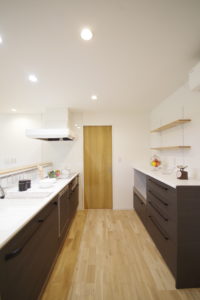 『大切な家族を感じられる空間がひろがる住まい。』（キッチン・ダイニング／注文住宅）｜RAKUYAの平屋｜那須塩原の高気密・高断熱の家那須塩原で平屋ならRAKUYA。ジョイ・コス採用の超高気密・高断熱で一年中快適。設計×収納で「暮らしを楽にする住まい。」