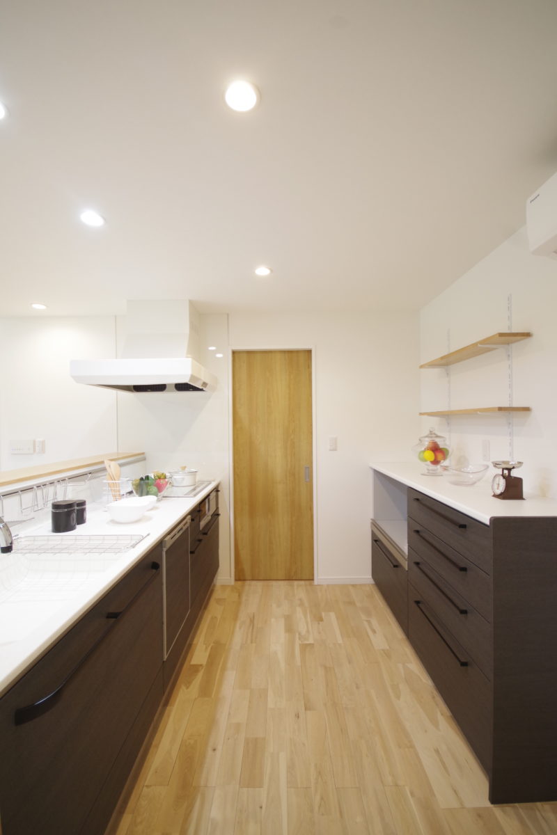 『大切な家族を感じられる空間がひろがる住まい。』 | 注文住宅(新築一戸建)_ | RAKUYAの平屋｜那須塩原の高気密・高断熱の家那須塩原で平屋ならRAKUYA。ジョイ・コス採用の超高気密・高断熱で一年中快適。設計×収納で「暮らしを楽にする住まい。」