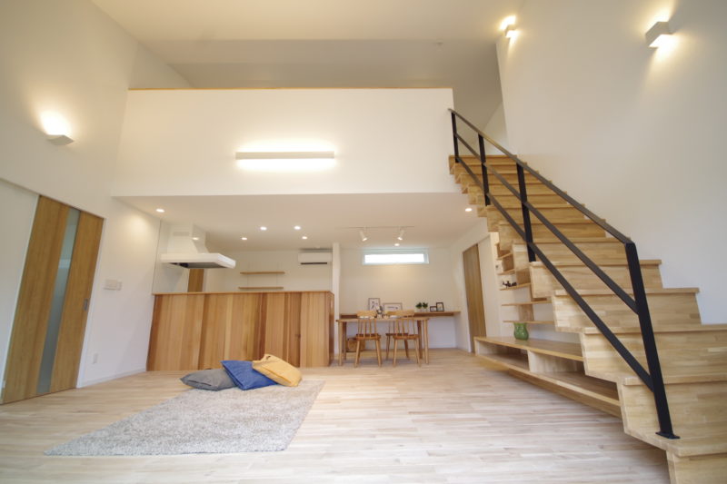 『大切な家族を感じられる空間がひろがる住まい。』 | 注文住宅(新築一戸建)_ | RAKUYAの平屋｜那須塩原の高気密・高断熱の家那須塩原で平屋ならRAKUYA。ジョイ・コス採用の超高気密・高断熱で一年中快適。設計×収納で「暮らしを楽にする住まい。」