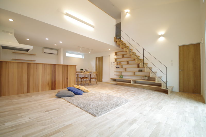 『大切な家族を感じられる空間がひろがる住まい。』 | 注文住宅(新築一戸建)_ | RAKUYAの平屋｜那須塩原の高気密・高断熱の家那須塩原で平屋ならRAKUYA。ジョイ・コス採用の超高気密・高断熱で一年中快適。設計×収納で「暮らしを楽にする住まい。」