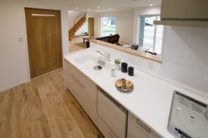 『那須と共に眺める家。』（キッチン・ダイニング／注文住宅）｜RAKUYAの平屋｜那須塩原の高気密・高断熱の家那須塩原で平屋ならRAKUYA。ジョイ・コス採用の超高気密・高断熱で一年中快適。設計×収納で「暮らしを楽にする住まい。」