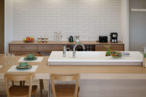 『家族らしさを育む、自然と暮らす平屋。』（キッチン・ダイニング／注文住宅）｜RAKUYAの平屋｜那須塩原の高気密・高断熱の家那須塩原で平屋を建てるならRAKUYA。ジョイ・コス採用の超高気密・高断熱で一年中快適。設計×収納で“暮らしを楽にする”住まいをご提案。