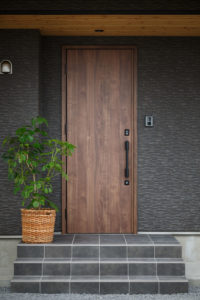 Lin ―樹々と暮らす。―（玄関／注文住宅）｜RAKUYAの平屋｜那須塩原の高気密・高断熱の家那須塩原で平屋ならRAKUYA。ジョイ・コス採用の超高気密・高断熱で一年中快適。設計×収納で「暮らしを楽にする住まい。」