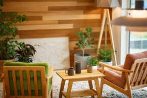 Lin ―樹々と暮らす。―（リビング／注文住宅）｜RAKUYAの平屋｜那須塩原の高気密・高断熱の家那須塩原で平屋ならRAKUYA。ジョイ・コス採用の超高気密・高断熱で一年中快適。設計×収納で「暮らしを楽にする住まい。」