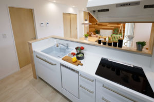 Lin ―樹々と暮らす。―（キッチン・ダイニング／注文住宅）｜RAKUYAの平屋｜那須塩原の高気密・高断熱の家那須塩原で平屋ならRAKUYA。ジョイ・コス採用の超高気密・高断熱で一年中快適。設計×収納で「暮らしを楽にする住まい。」