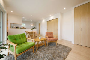 Lin ―樹々と暮らす。―（リビング／注文住宅）｜RAKUYAの平屋｜那須塩原の高気密・高断熱の家那須塩原で平屋ならRAKUYA。ジョイ・コス採用の超高気密・高断熱で一年中快適。設計×収納で「暮らしを楽にする住まい。」