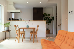 glitter-自分らしく家族と共に-（キッチン・ダイニング／注文住宅）｜RAKUYAの平屋｜那須塩原の高気密・高断熱の家那須塩原で平屋ならRAKUYA。ジョイ・コス採用の超高気密・高断熱で一年中快適。設計×収納で「暮らしを楽にする住まい。」