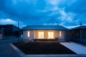 yasurau-休らう-（外観／注文住宅）｜RAKUYAの平屋｜那須塩原の高気密・高断熱の家那須塩原で平屋ならRAKUYA。ジョイ・コス採用の超高気密・高断熱で一年中快適。設計×収納で「暮らしを楽にする住まい。」