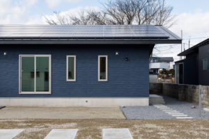 circle-笑顔が生まれ広がる住まい-（外観／注文住宅）｜RAKUYAの平屋｜那須塩原の高気密・高断熱の家那須塩原で平屋ならRAKUYA。ジョイ・コス採用の超高気密・高断熱で一年中快適。設計×収納で「暮らしを楽にする住まい。」