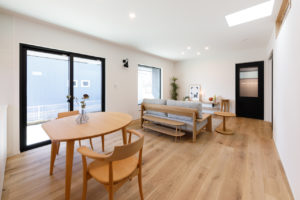 classy-心地よさが続く、上質な平屋-（キッチン・ダイニング／注文住宅）｜RAKUYAの平屋｜那須塩原の高気密・高断熱の家那須塩原で平屋ならRAKUYA。ジョイ・コス採用の超高気密・高断熱で一年中快適。設計×収納で「暮らしを楽にする住まい。」