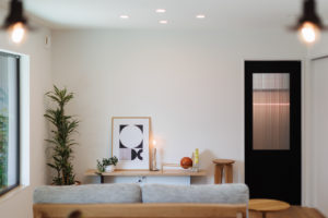 classy-心地よさが続く、上質な平屋-（リビング／注文住宅）｜RAKUYAの平屋｜那須塩原の高気密・高断熱の家那須塩原で平屋ならRAKUYA。ジョイ・コス採用の超高気密・高断熱で一年中快適。設計×収納で「暮らしを楽にする住まい。」