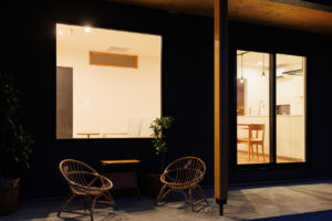 classy-心地よさが続く、上質な平屋-（借景・大開口・吹き抜け・中庭／注文住宅）｜RAKUYAの平屋｜那須塩原の高気密・高断熱の家那須塩原で平屋ならRAKUYA。ジョイ・コス採用の超高気密・高断熱で一年中快適。設計×収納で「暮らしを楽にする住まい。」