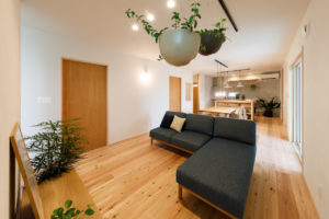 kind-優悠と柔らかく楽しむ平屋-（キッチン・ダイニング／注文住宅）｜RAKUYAの平屋｜那須塩原の高気密・高断熱の家那須塩原で平屋ならRAKUYA。ジョイ・コス採用の超高気密・高断熱で一年中快適。設計×収納で「暮らしを楽にする住まい。」