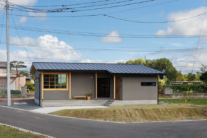 kind-優悠と柔らかく楽しむ平屋-（外観／注文住宅）｜RAKUYAの平屋｜那須塩原の高気密・高断熱の家那須塩原で平屋ならRAKUYA。ジョイ・コス採用の超高気密・高断熱で一年中快適。設計×収納で「暮らしを楽にする住まい。」