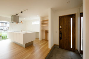 hug-家族をやわらかく抱きしめる家-（玄関／注文住宅）｜RAKUYAの平屋｜那須塩原の高気密・高断熱の家那須塩原で平屋ならRAKUYA。ジョイ・コス採用の超高気密・高断熱で一年中快適。設計×収納で「暮らしを楽にする住まい。」